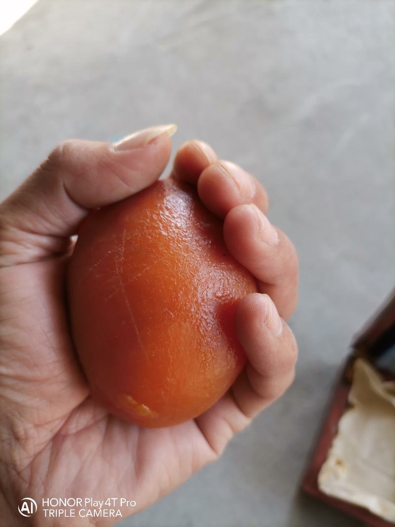 今天杀自家的老母鸡得的这东西是鸡宝吗