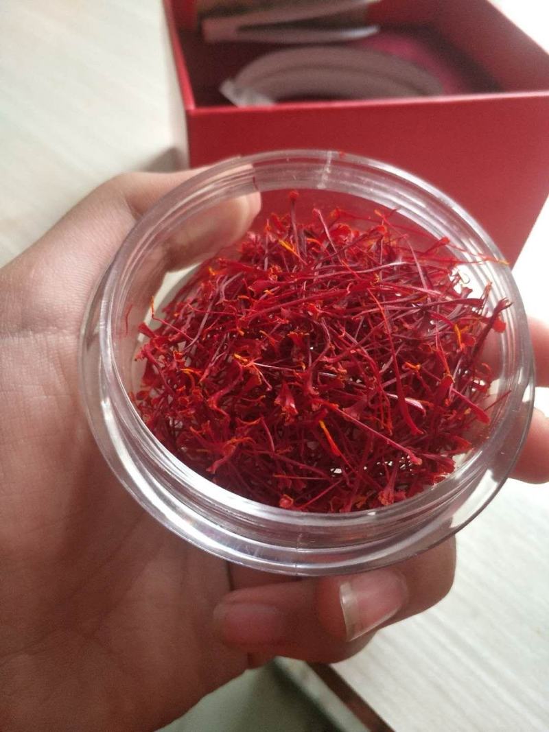 国产特级藏红花花丝干品自家基地自产自销，每个花丝都是人工