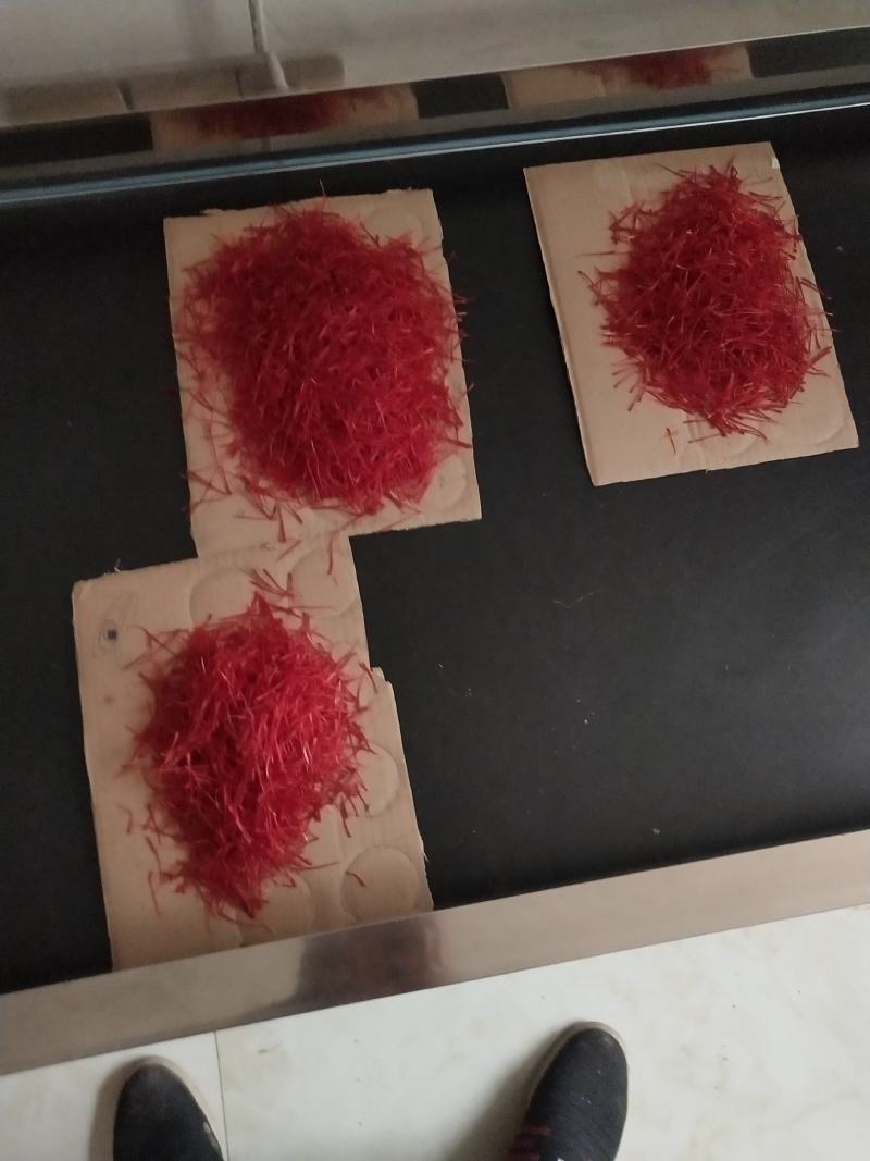 国产特级藏红花花丝干品自家基地自产自销，每个花丝都是人工