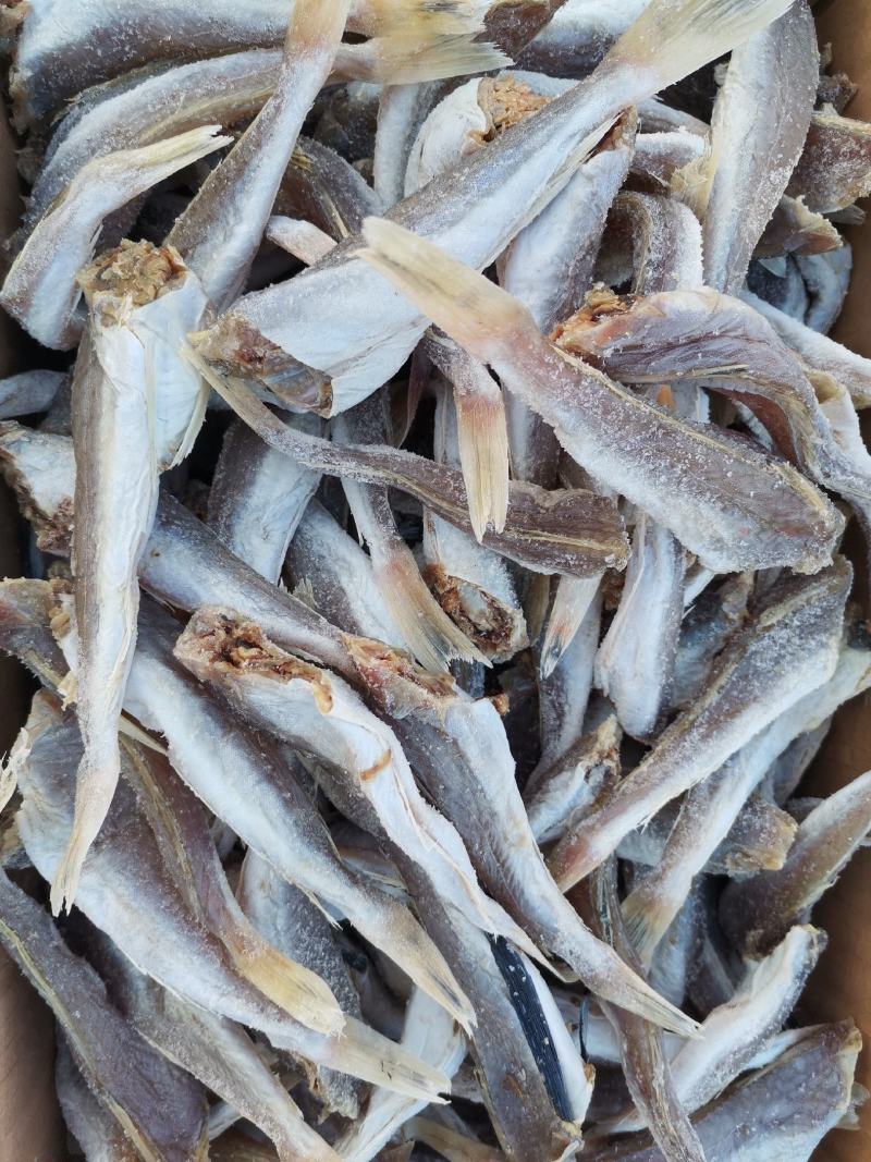 红头鱼（去头咸鱼），可蒸炸煎，味美有劲道，晾晒而成的鱼