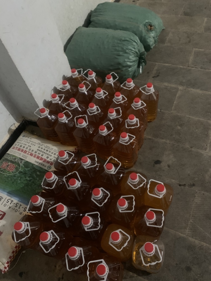 云南高海拔山核桃油，原汁原味，零添加。倡导健康，油汁清