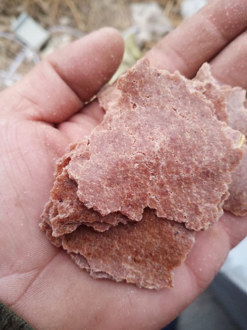 花生饼质量好。过油的花生饼，就是油大。