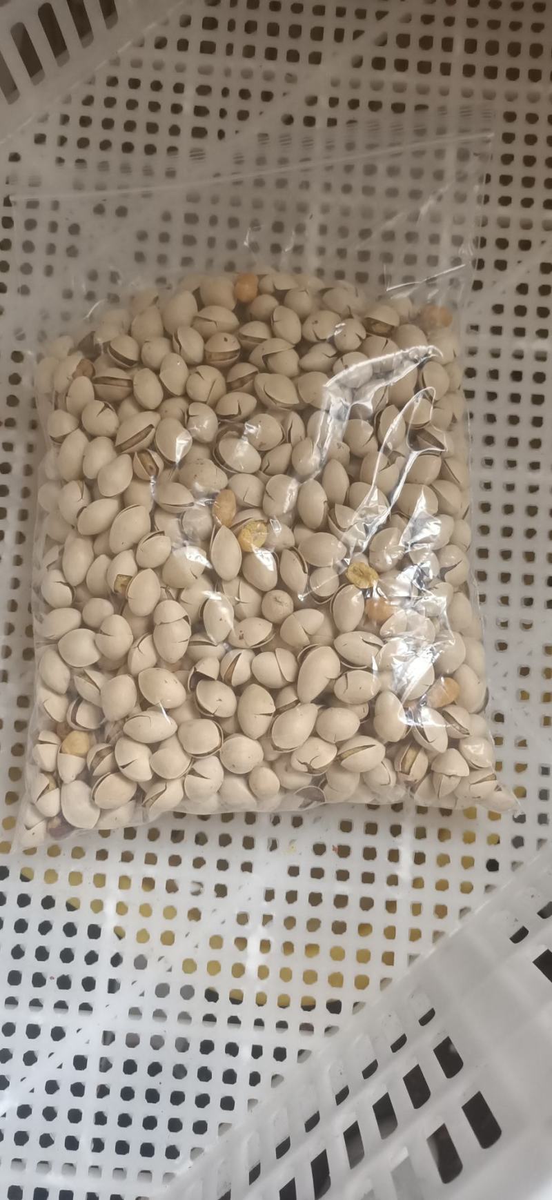 银杏果，白果烤熟的，开袋即食，口感香酥脆甜略带点苦味