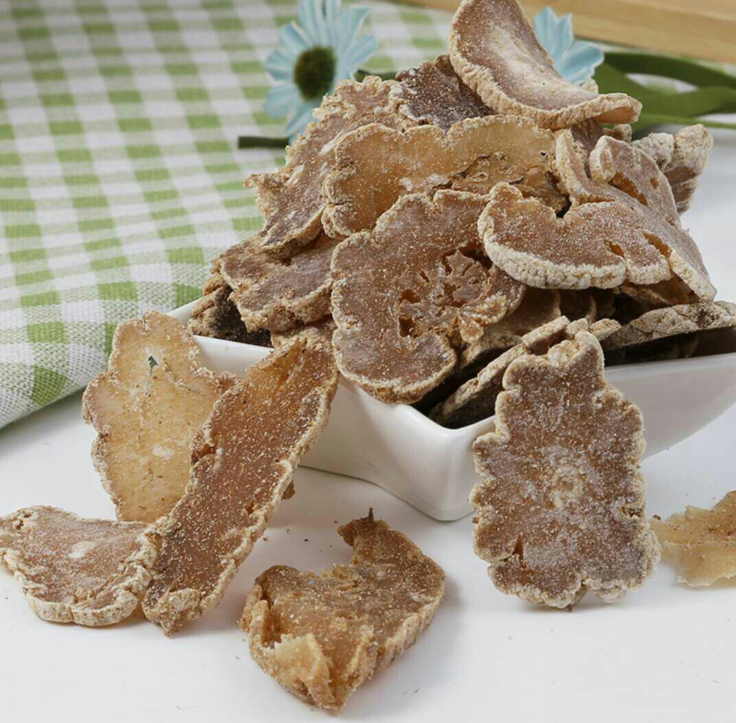 产品陈列图:玻璃罐中盛放饱满透亮的蜜柚果脯,呈现自然琥珀色与淡粉晕染;罐身标签手写'古法蜜柚果脯·无添加二氧化硫';旁置打开的铝箔自封袋,内有独立小包装,印有'含水率22.3%''柚皮苷≥1.8mg/g'检测数据 蜜柚果脯成品与包装展示图