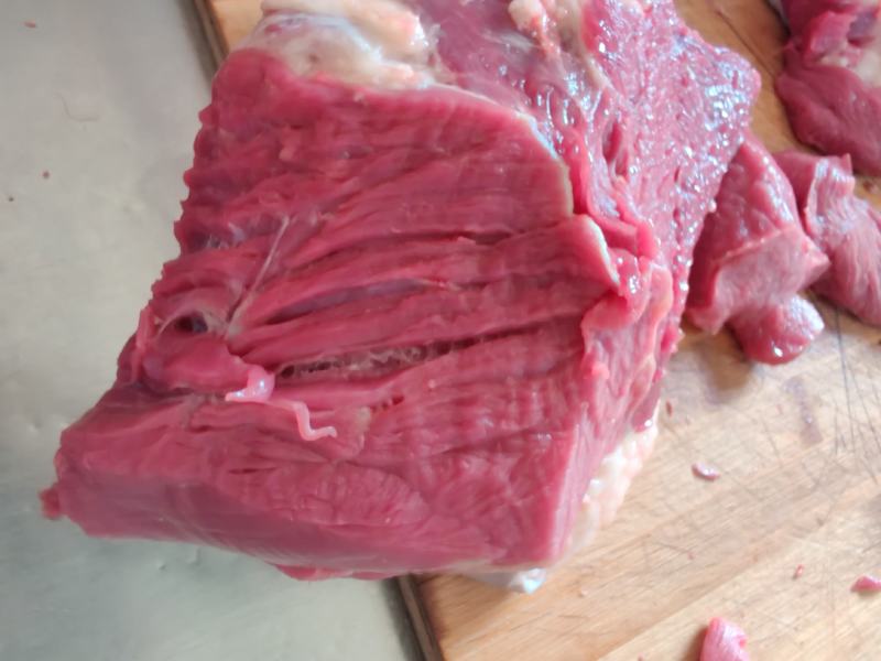 带皮鲜马肉，养殖基地一手货源，纯草料喂养