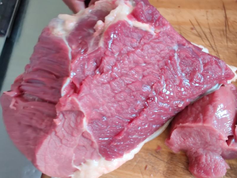 带皮鲜马肉，养殖基地一手货源，纯草料喂养