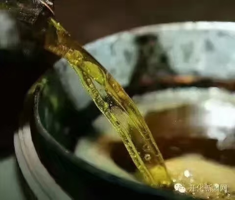 野生山茶油，纯物理压榨，出油量少，一年一季