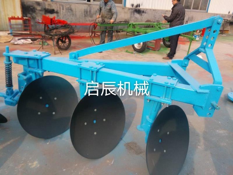 四轮拖拉机带的325圆盘犁