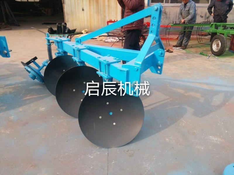 四轮拖拉机带的325圆盘犁