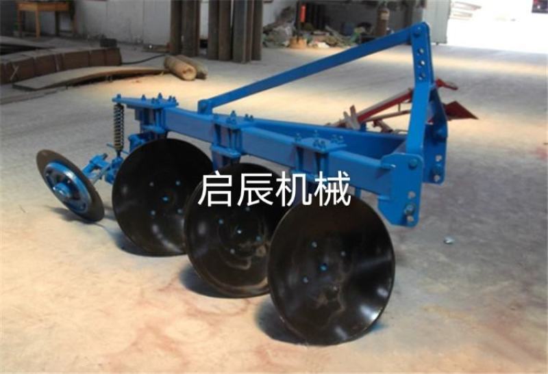 四轮拖拉机带的325圆盘犁