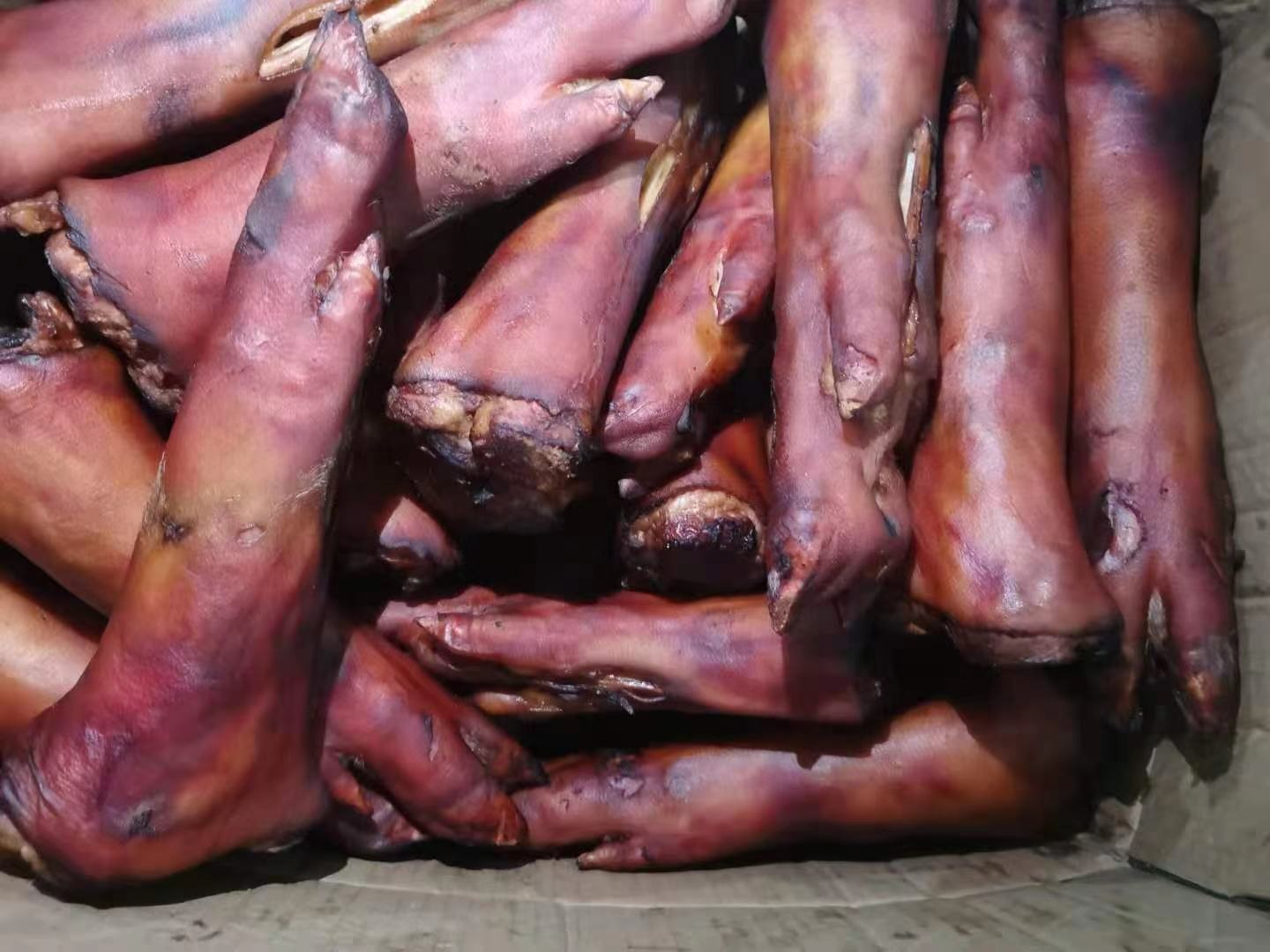 炖煮过程图,砂锅中白扁豆与猪脚正在慢炖,汤汁逐渐浓郁 炖煮过程图