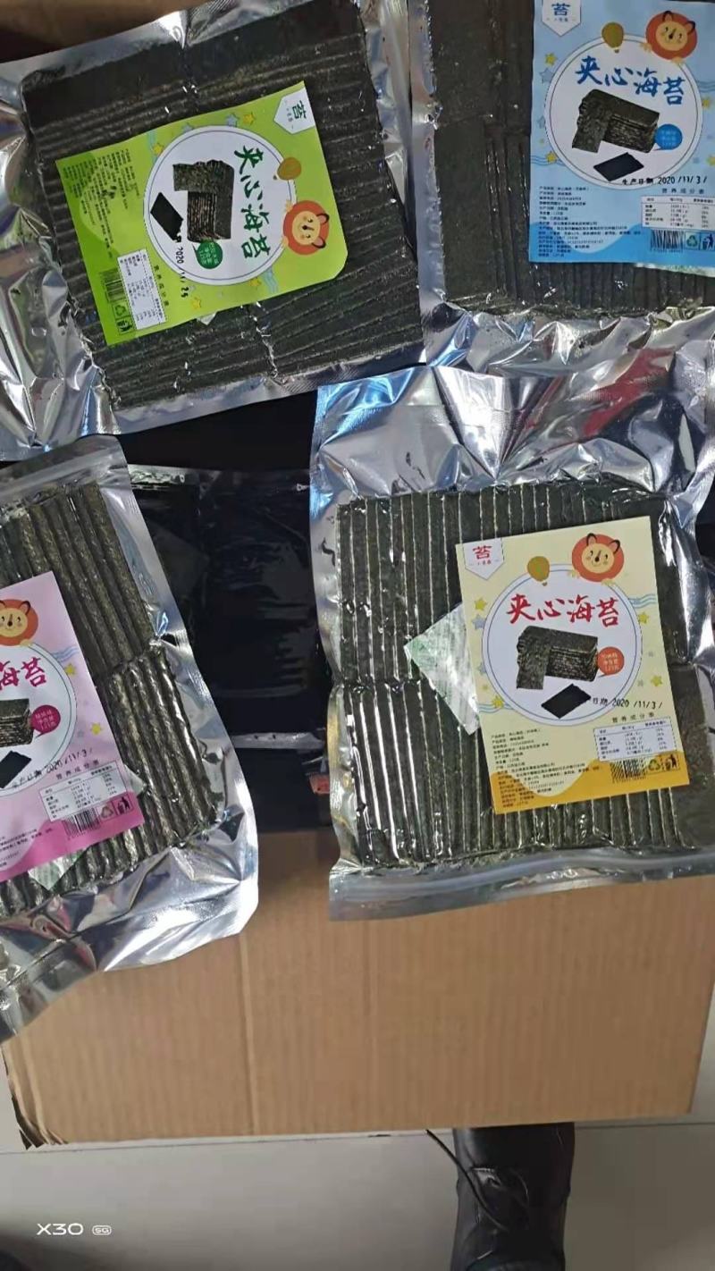 夹心海苔！酥酥脆脆的特别好吃！中间满满的芝麻！大量有货！
