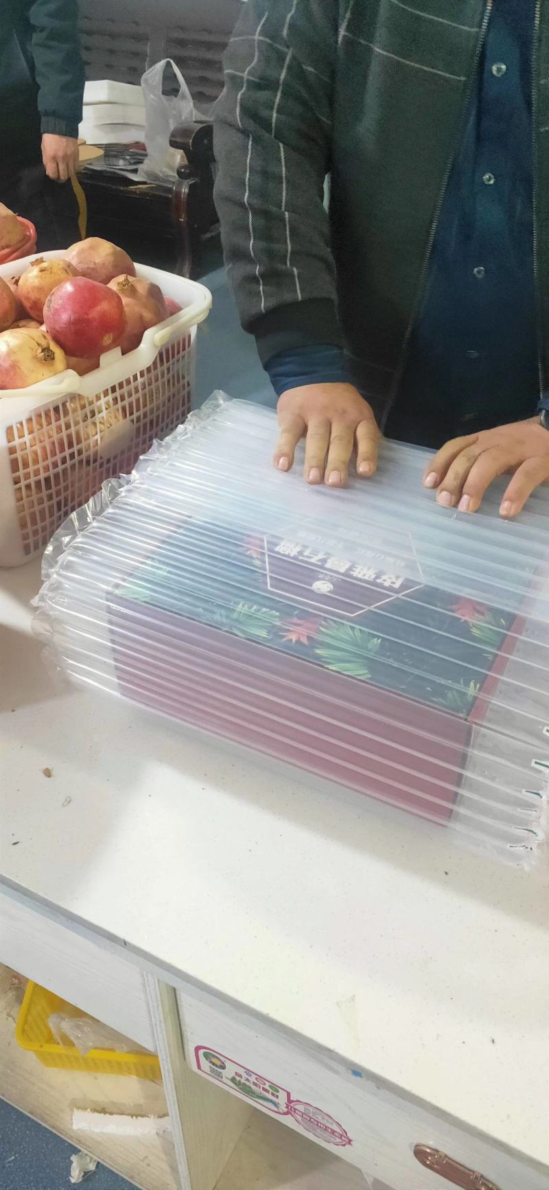吐鲁番的石榴最甜，快递，航运，物流专线都支持！