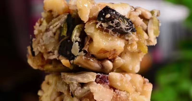 百香果蜜制作过程,展示糖水与果肉混合后的状态 百香果蜜制作过程