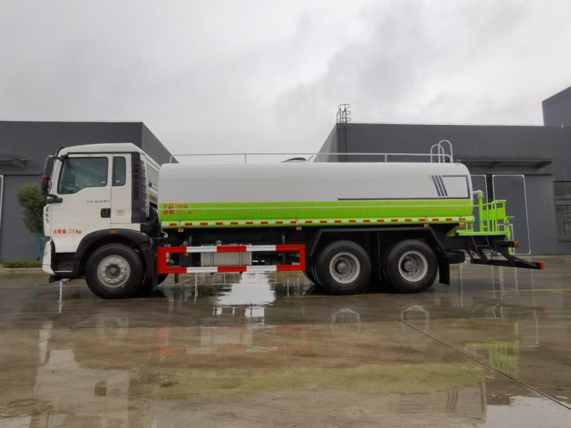 豪沃20吨后双桥洒水车