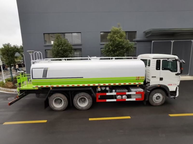 豪沃20吨后双桥洒水车