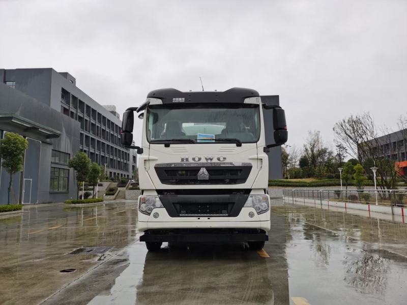 豪沃20吨后双桥洒水车