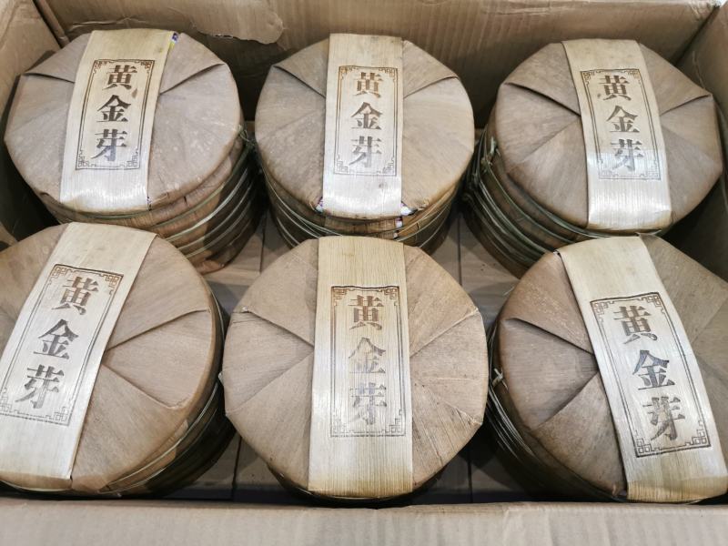 普洱熟茶2016年黄金芽宫廷料勐海离地木板发酵熟茶