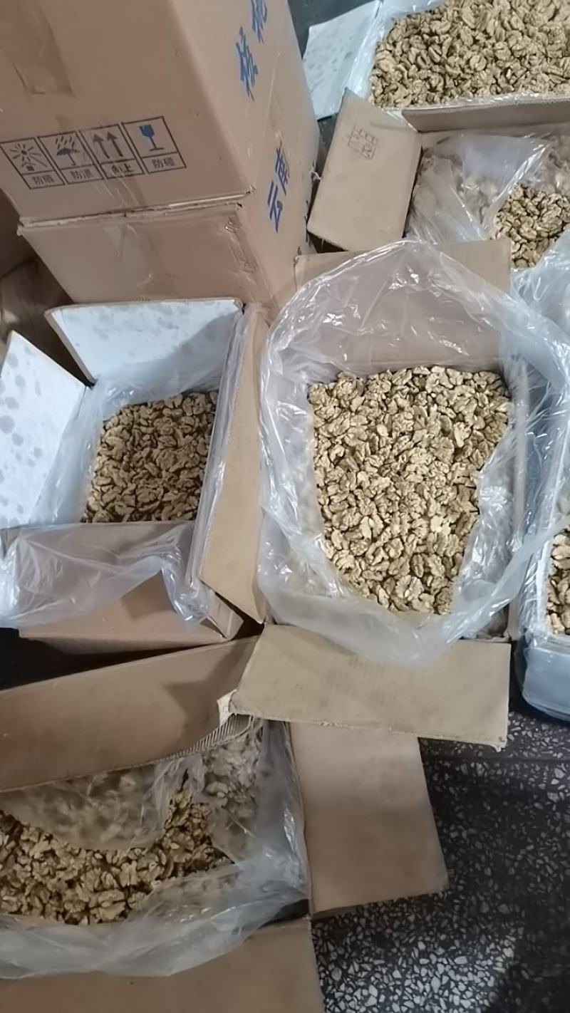 云南高山薄壳核桃手工剥壳核桃仁，皮薄仁白，不苦不涩。