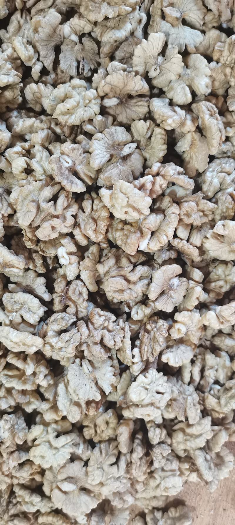 云南高山薄壳核桃手工剥壳核桃仁，皮薄仁白，不苦不涩。