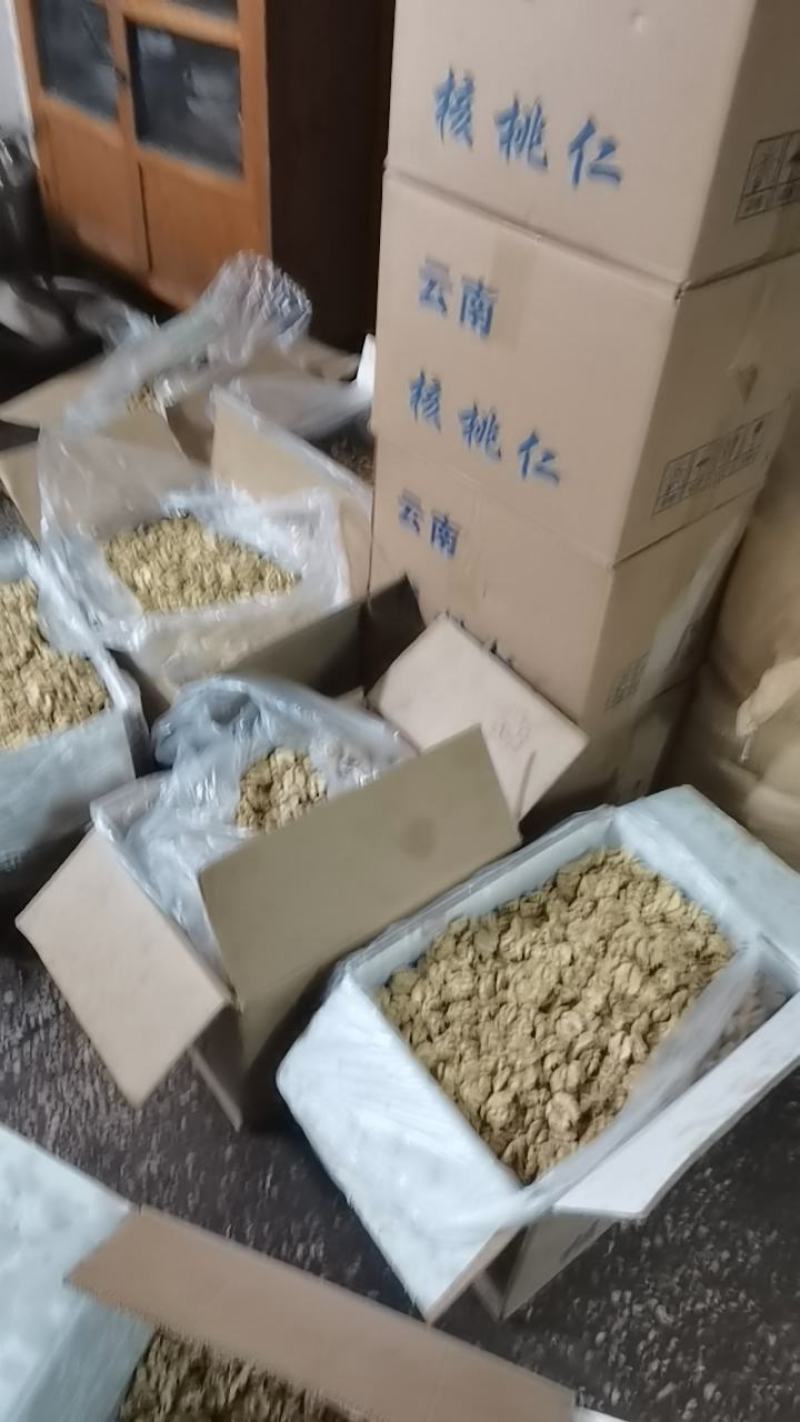 云南高山薄壳核桃手工剥壳核桃仁，皮薄仁白，不苦不涩。