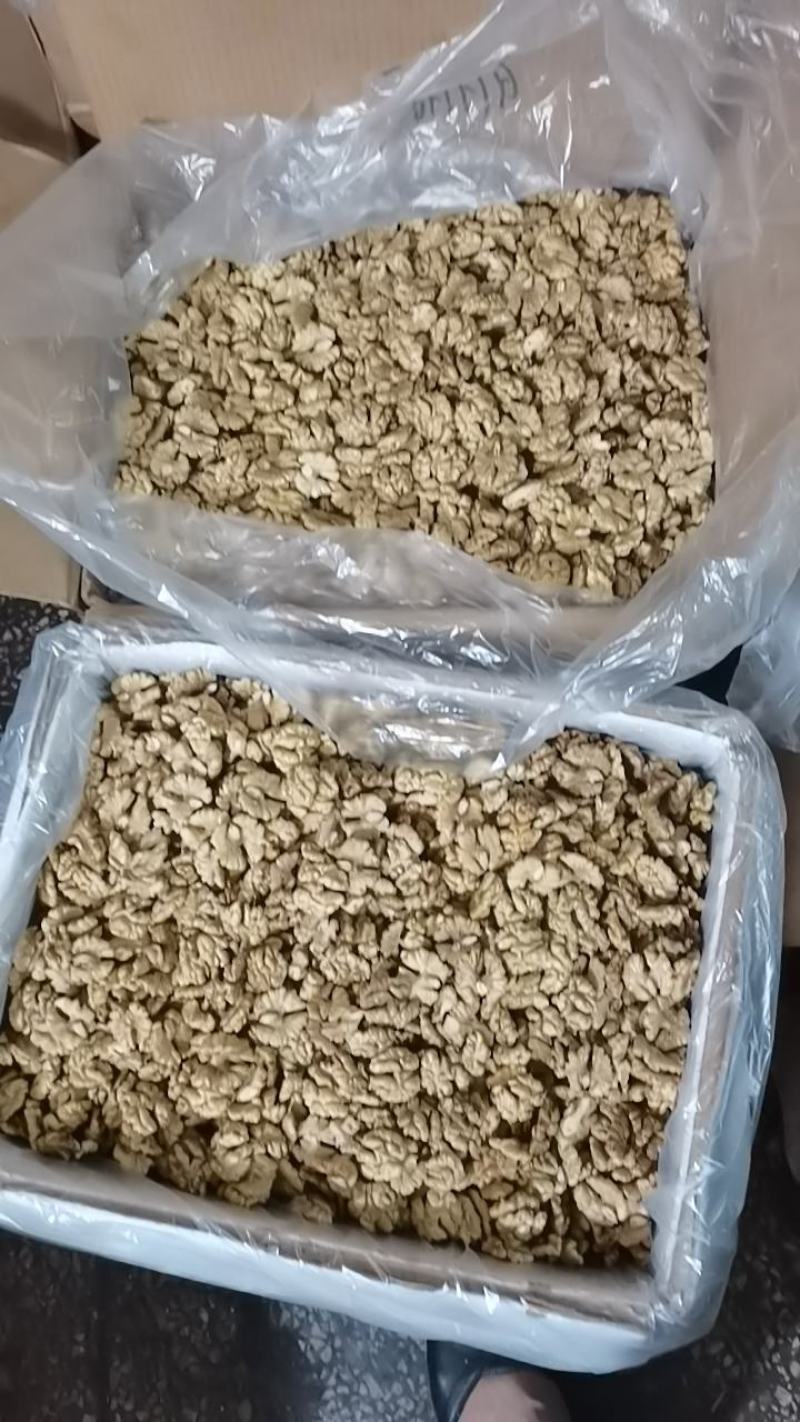 云南高山薄壳核桃手工剥壳核桃仁，皮薄仁白，不苦不涩。