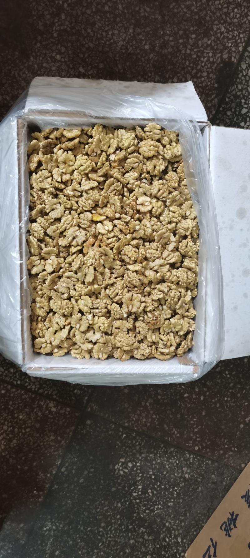 云南高山薄壳核桃手工剥壳核桃仁，皮薄仁白，不苦不涩。