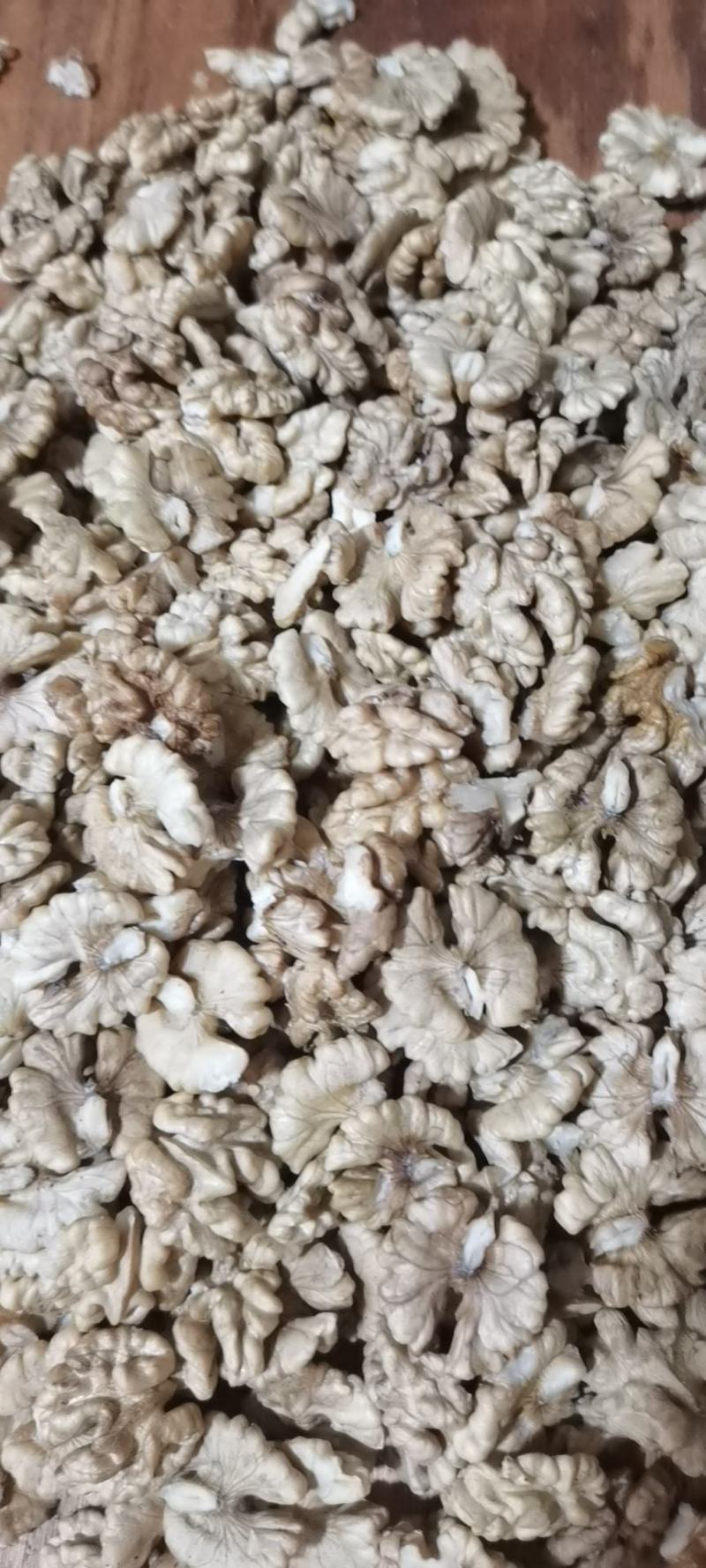 云南高山薄壳核桃手工剥壳核桃仁，皮薄仁白，不苦不涩。