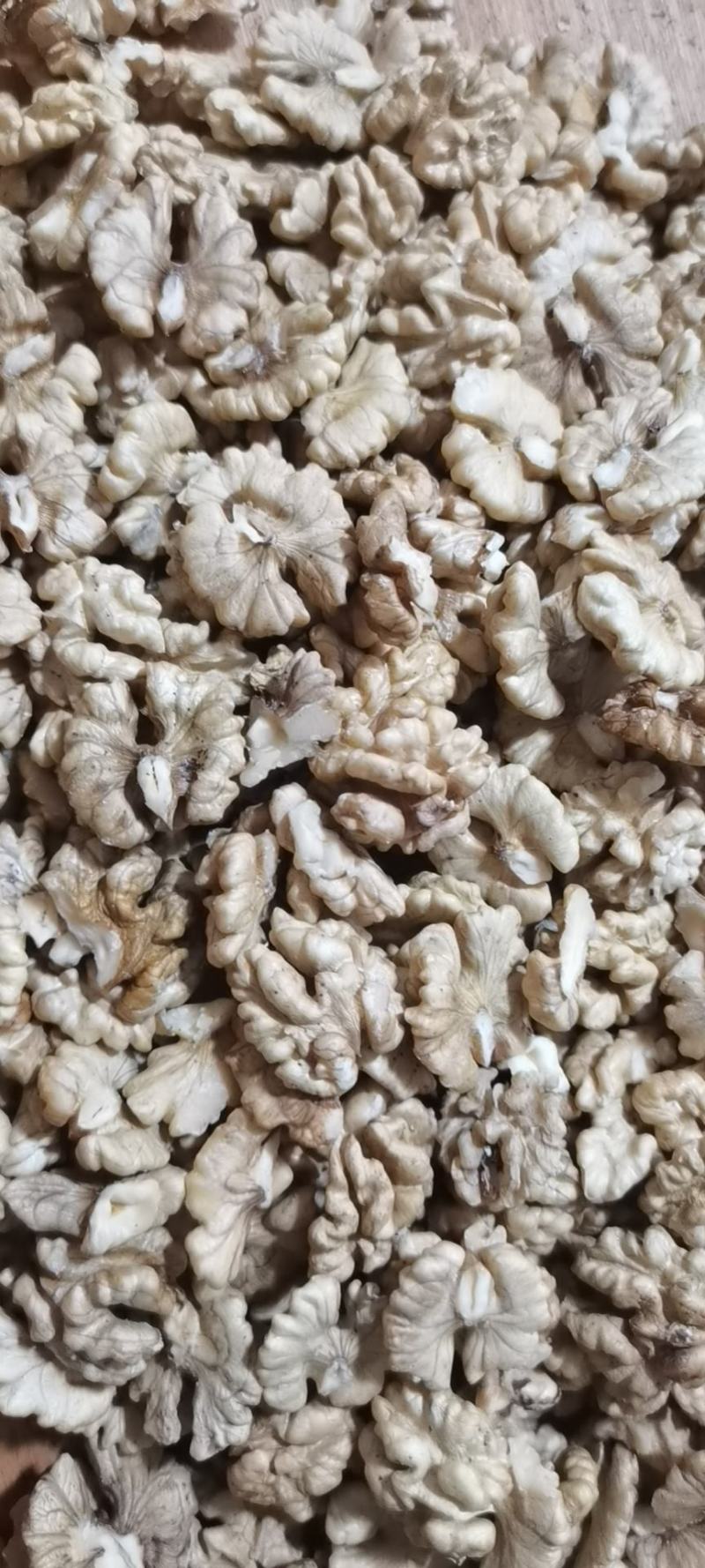 云南高山薄壳核桃手工剥壳核桃仁，皮薄仁白，不苦不涩。