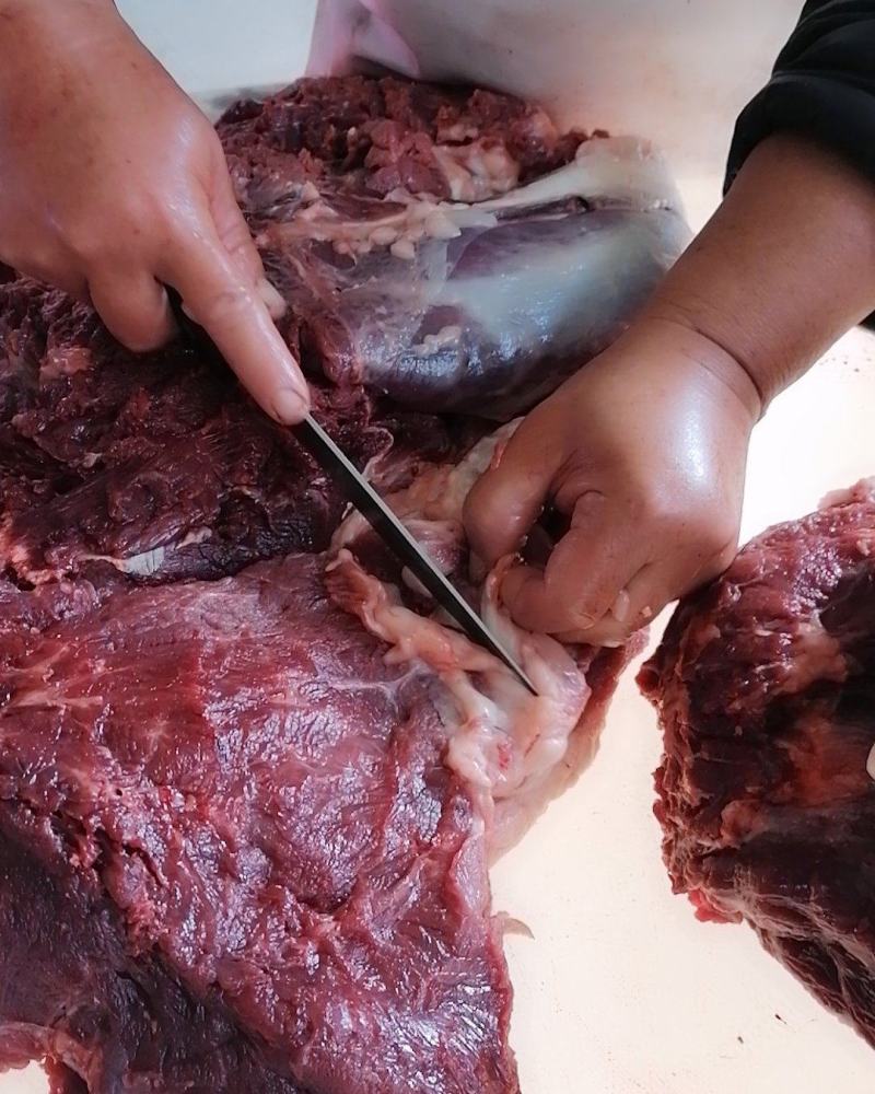 鲜驴肉根据客户订购现杀现宰带皮鲜驴肉，去皮鲜驴肉，自己养