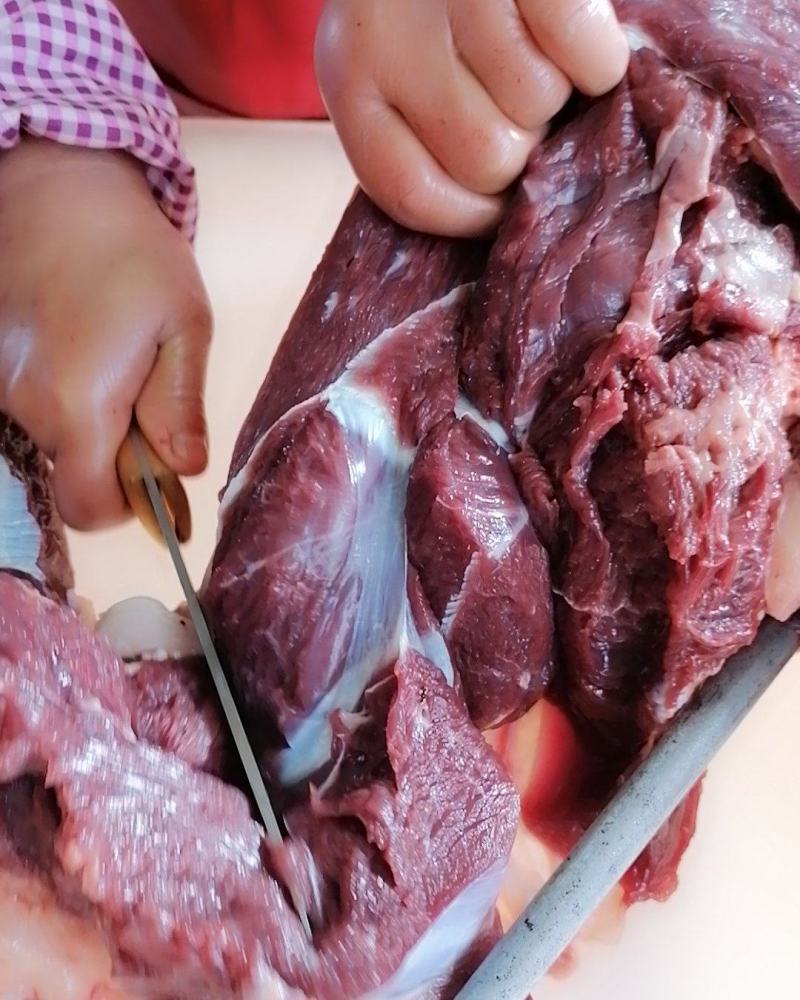 鲜驴肉根据客户订购现杀现宰带皮鲜驴肉，去皮鲜驴肉，自己养