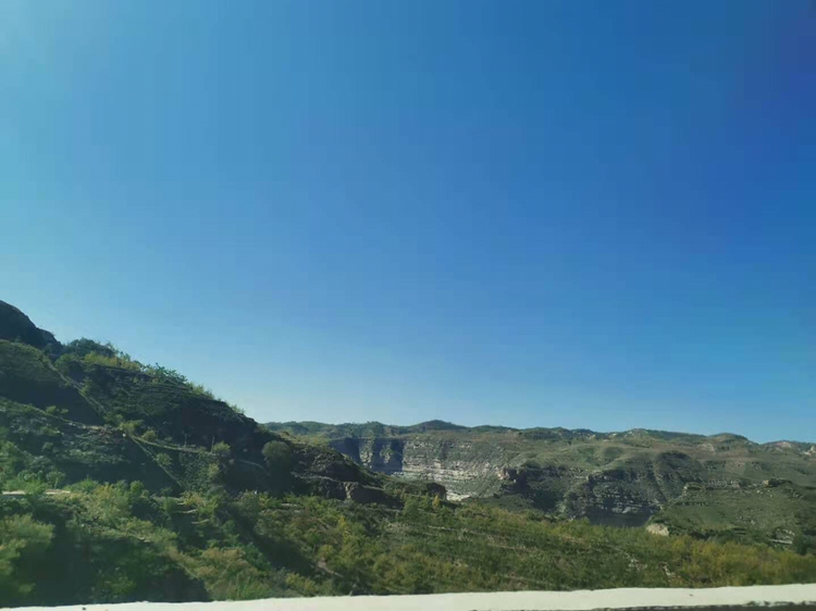 陕西省渭南市大荔县、合阳县及咸阳市三原县、泾阳县交界区域航拍图,展示黄河冲积平原地貌特征,可见连片枣林分布于沙壤质地农田中,背景为晴朗天空与远山轮廓,体现高光照环境 陕西东枣主要产区地图示意