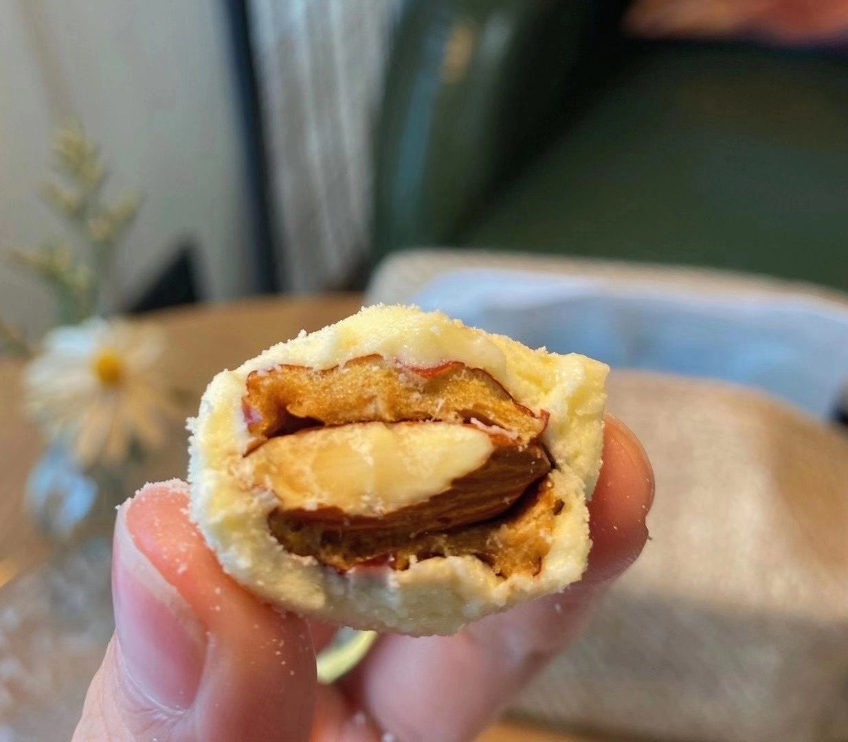 雪糕被快速浸入巧克力液中进行脆皮包裹 巧克力脆皮包裹过程