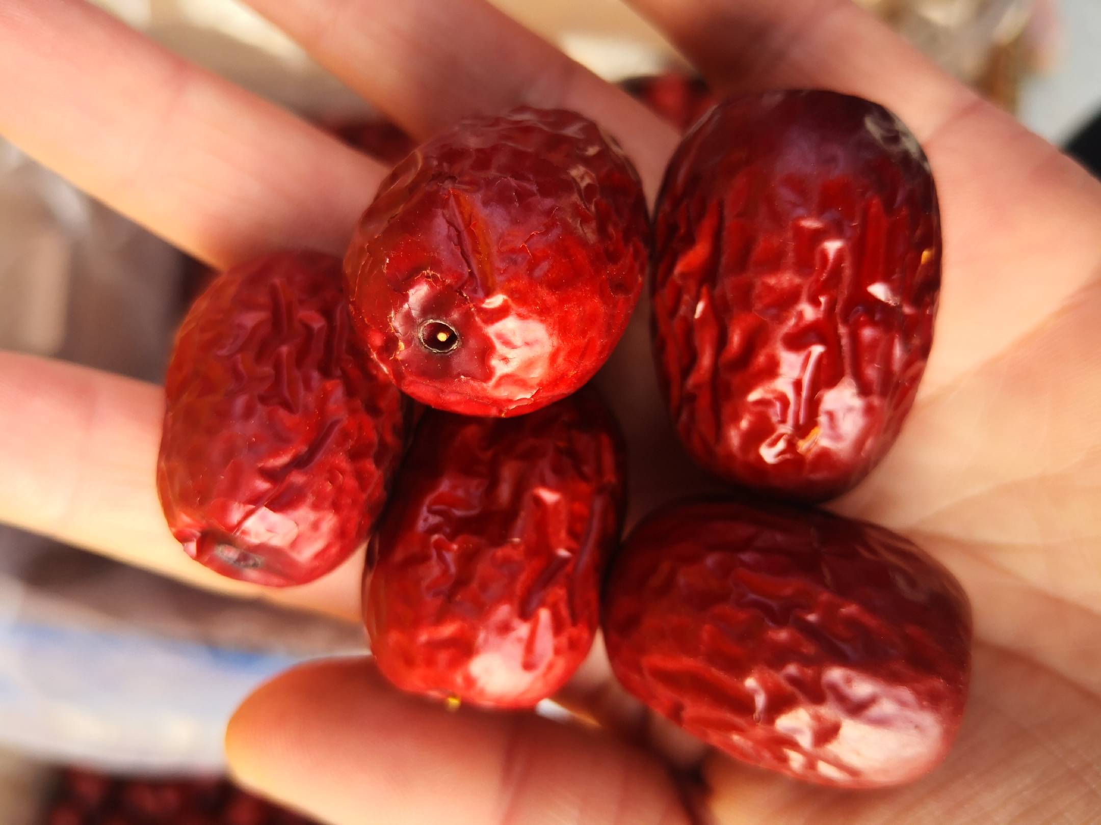 灰枣泡水饮用的健康方式 灰枣泡水食用示意图