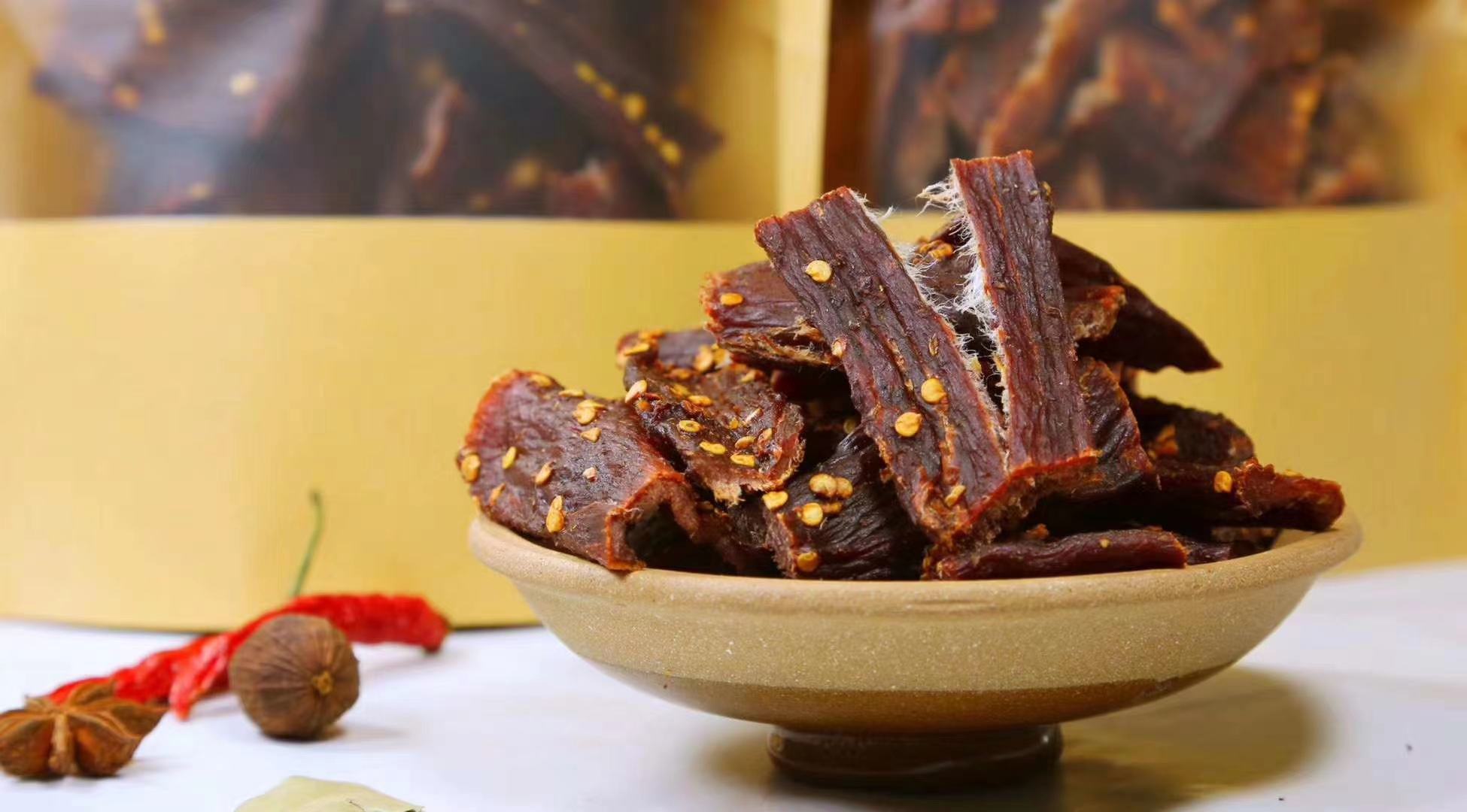 潮汕特色牛肉粿加入香菜点缀