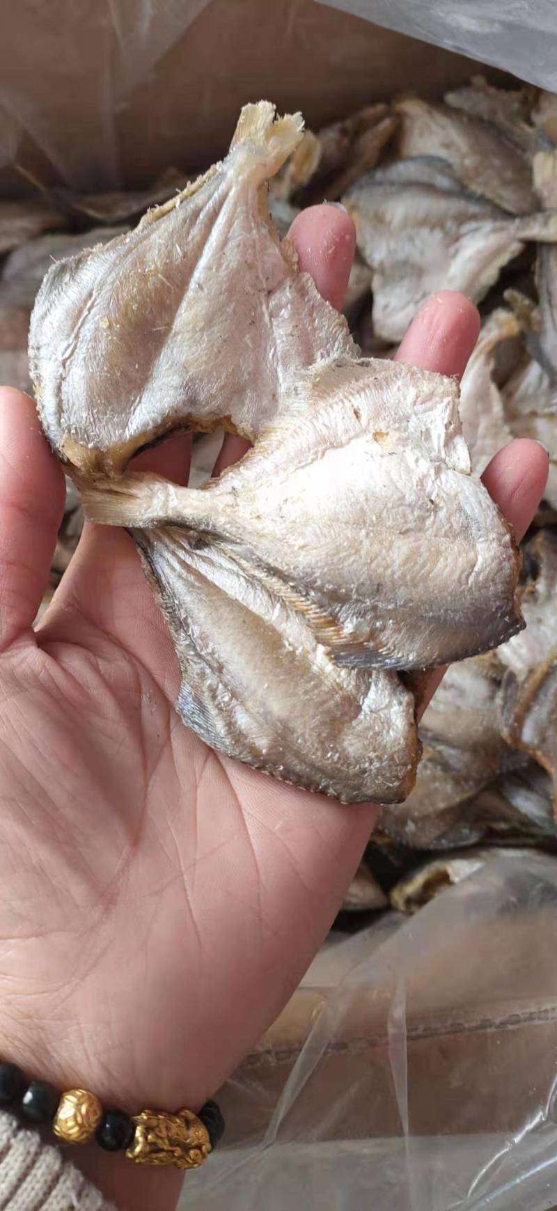 酥酥脆脆的平鱼，即食就可以，吃起来味道又脆又香。