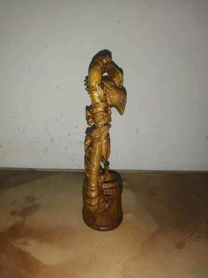 槐木笔筒，人工雕刻高28cm.款8cm.笔筒深度4c
