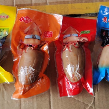 开袋即食的，鱿鱼仔，拉丝带大米，个头特别大。