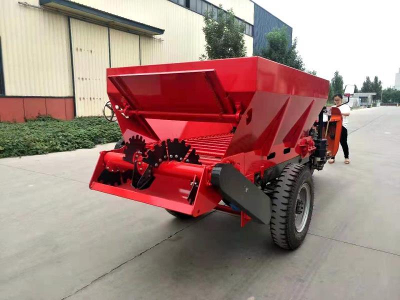 三轮自走撒粪车螺旋蛟龙撒肥车肥料装运果园大鹏撒肥车