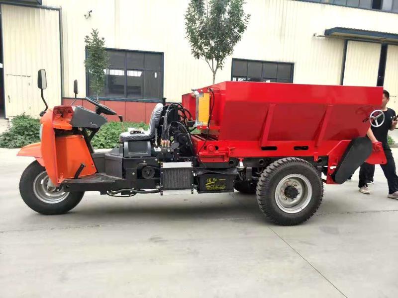 三轮自走撒粪车螺旋蛟龙撒肥车肥料装运果园大鹏撒肥车