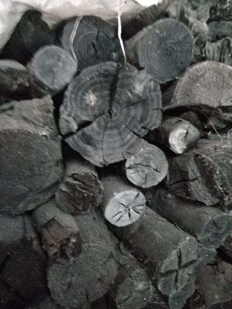 苗家自烧窑窖，松树炭，青冈树炭，其他树根炭
