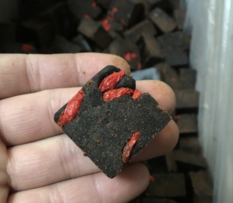 一个现代化超市的调味品货架,左侧区域陈列多种包装的红糖产品:包括块状老红糖、粉末红糖、添加枸杞红枣的复合红糖包;右侧则是袋装精制白糖、冰糖、绵白糖等。每个商品下方贴有价格标签,上方悬挂分类标识牌‘糖类制品’。镜头聚焦于两款主打‘古法熬制’和‘无添加’概念的红糖包装特写 现代超市货架上的红糖与白糖产品对比