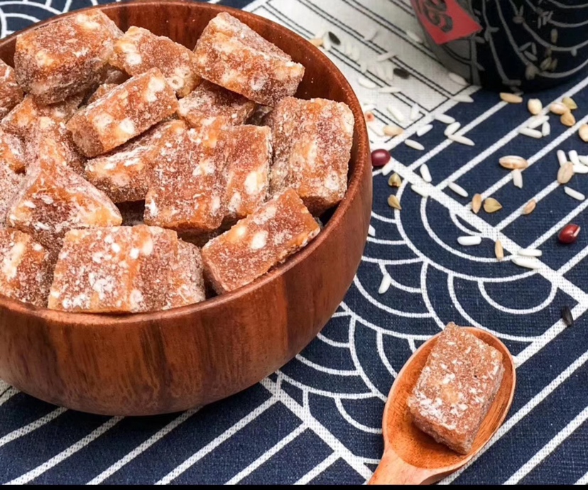 一杯刚冲好的黄姜冲蜜糖,金黄色泽,香气扑鼻 黄姜冲蜜糖成品图