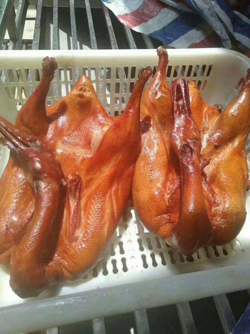 地摊跑江湖板鸭烟熏板鸭秘制酱香板鸭卤板鸭展会热卖一手货源