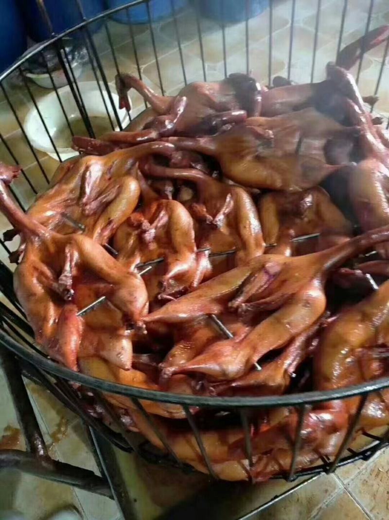 地摊跑江湖板鸭烟熏板鸭秘制酱香板鸭卤板鸭展会热卖一手货源