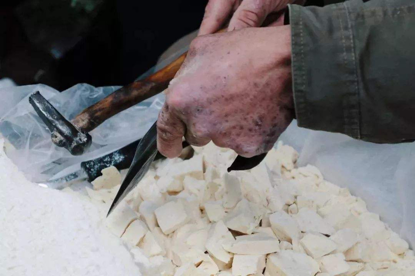 图片说明:传统红糖熬制现场,工人正在用大锅熬煮甘蔗汁,现场烟雾缭绕,充满传统工艺氛围 传统红糖熬制过程