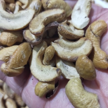 炭烧腰果片～香脆可口、铁桶20斤装！欢迎各位老板订购！