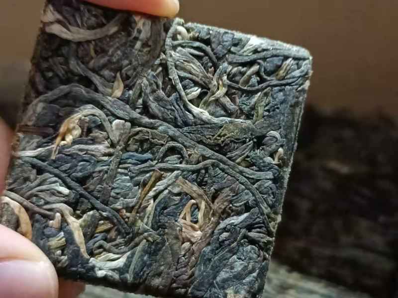 2020年易武弯弓古树生茶8克一片薄片方砖