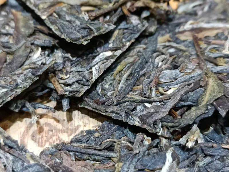 2020年易武弯弓古树生茶8克一片薄片方砖