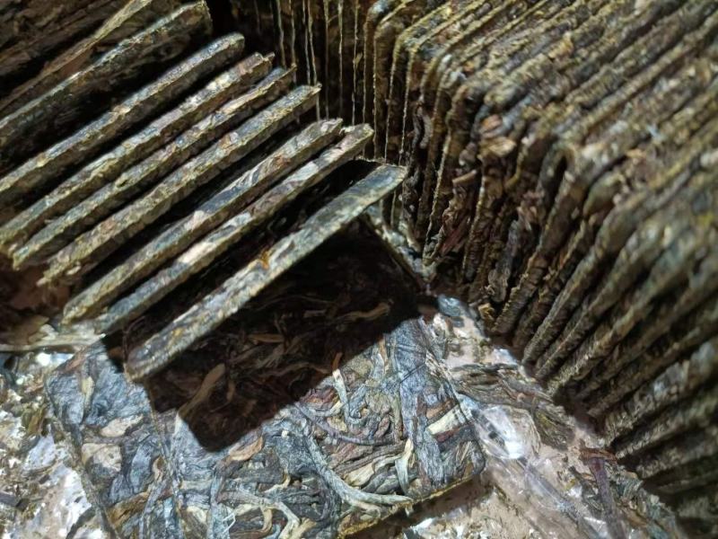 2020年易武弯弓古树生茶8克一片薄片方砖